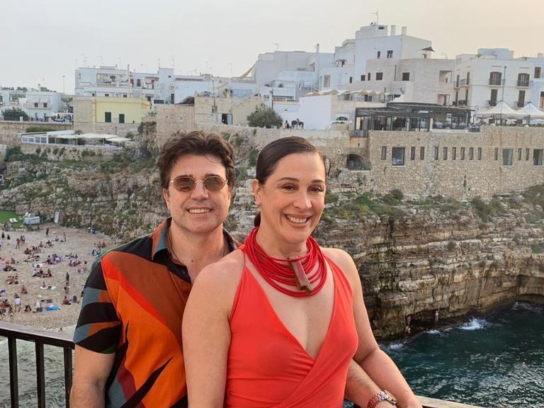 Claudia Raia e o marido na Itália