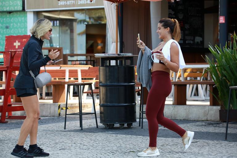 Flávia Alessandra e Giulia Costa flagradas na entrada da academia