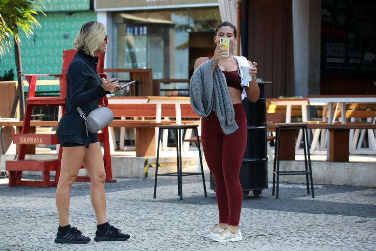 Flávia Alessandra e Giulia Costa flagradas na entrada da academia