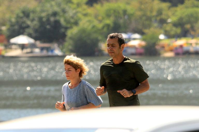 Marcos Palmeira é flagrado correndo com a esposa no Rio de Janeiro