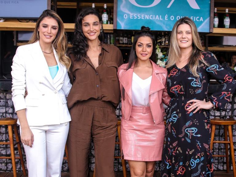 Famosas marcam presença em evento de cosméticos