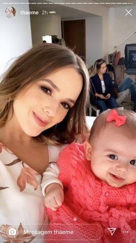 Filha de Thaeme Mariôto de look rosa esbanjando muita fofura