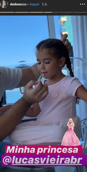 Deborah Secco mostra Maria Flor fazendo cabelo e maquiagem