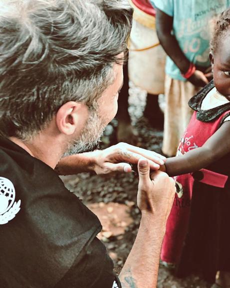 Bruno Gagliasso exibe clique lindíssimo em missão na África