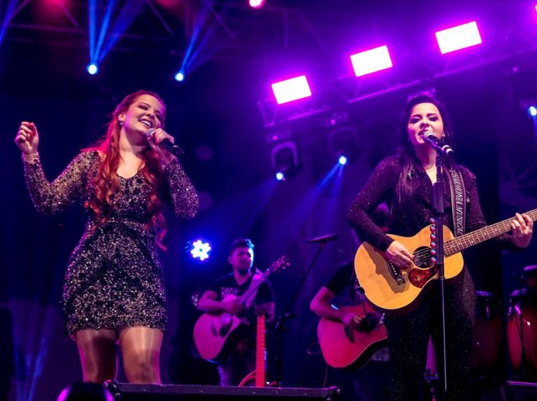 Show de Maiara e Maraisa conta com presença de famosos