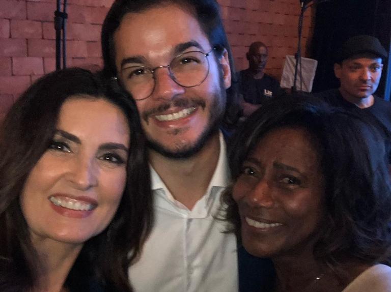 Fátima Bernardes compartilha cliques da noite de comemoração