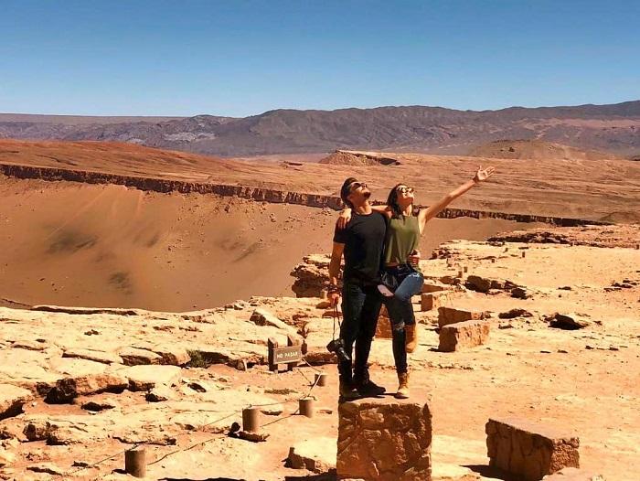 Klebber Toledo e Camila Queiroz no Atacama