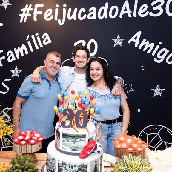 Rebeca Abravanel organiza festa surpresa para Alexandre Pato