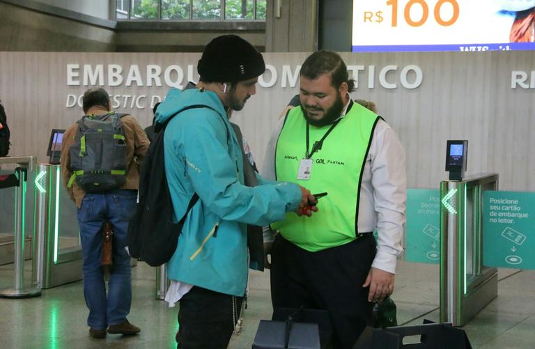 Caio Castro é flagrado pela primeira vez após beijar Grazi