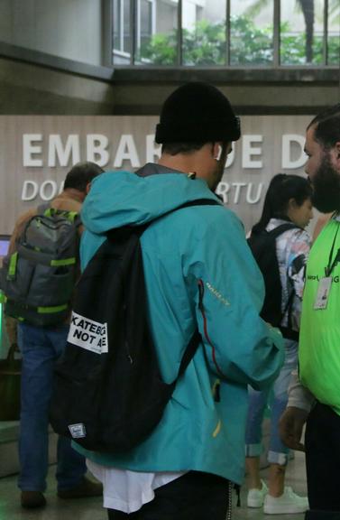 Caio Castro é flagrado pela primeira vez após beijar Grazi