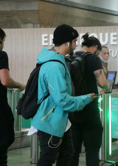 Caio Castro é flagrado pela primeira vez após beijar Grazi