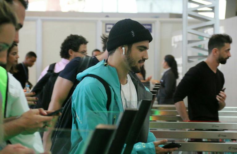 Caio Castro é flagrado pela primeira vez após beijar Grazi