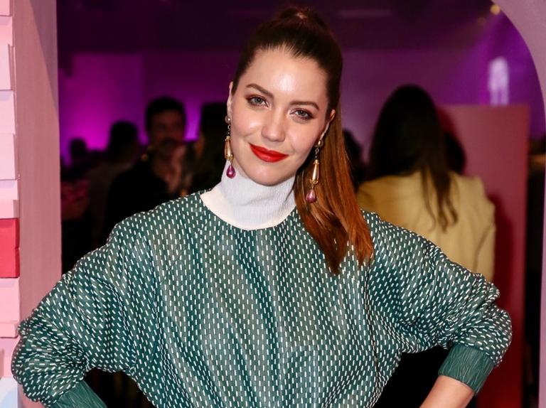 Famosas surpreendendo nos looks em evento de beleza