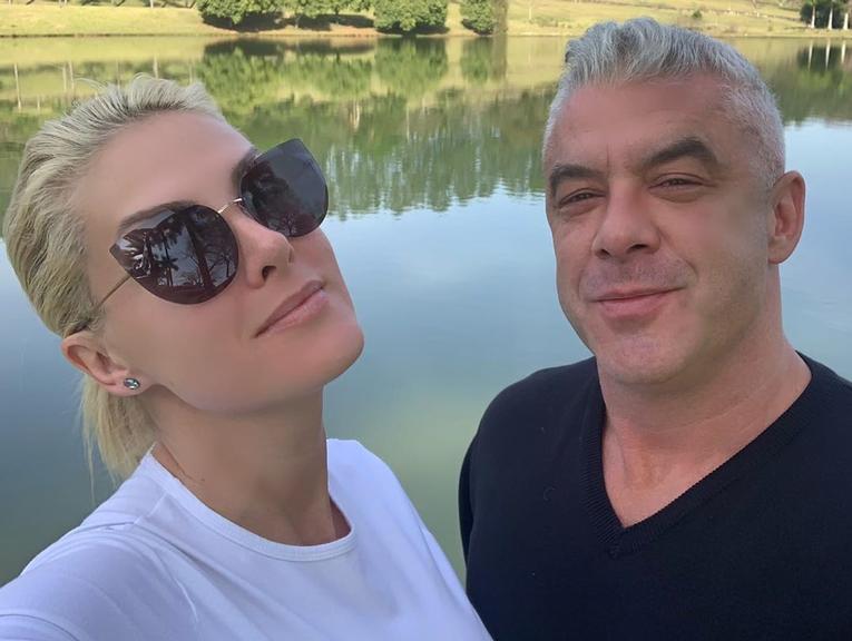 Ana Hickmann abre álbum de viagem romântica com Alexandre Correa