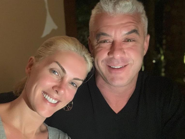 Ana Hickmann abre álbum de viagem romântica com Alexandre Correa