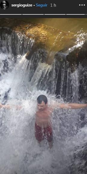 Sérgio Guizé e Bianca Bin curtem dia romântico em cachoeira