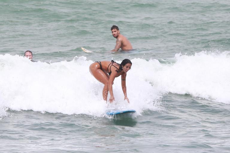 Carol Nakamura ostenta corpo sarado em dia de praia com o namorado