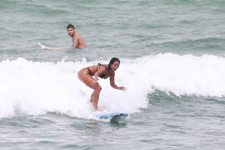 Carol Nakamura ostenta corpo sarado em dia de praia com o namorado