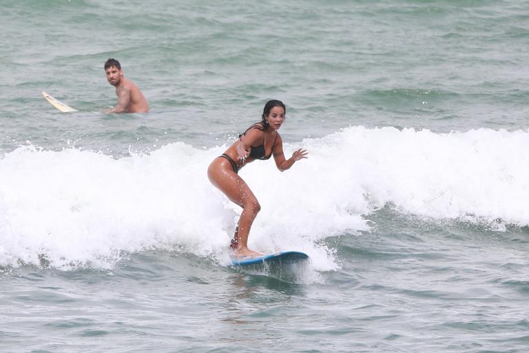 Carol Nakamura ostenta corpo sarado em dia de praia com o namorado