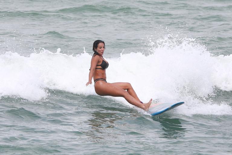 Carol Nakamura ostenta corpo sarado em dia de praia com o namorado