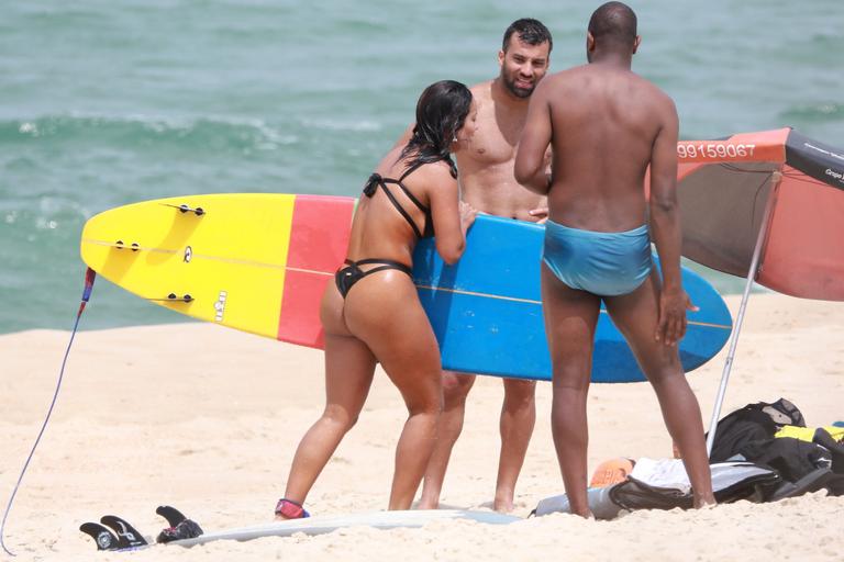 Carol Nakamura ostenta corpo sarado em dia de praia com o namorado