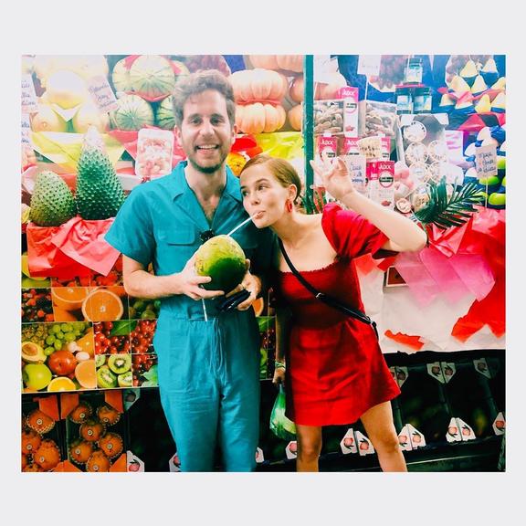 Ben Platt e Zoey Deutch aproveitando o dia em São Paulo 