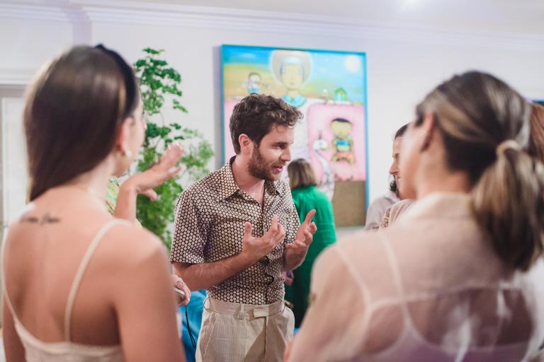 Ben Platt e Zoey Deutch, astros de The Politician, são recebidos em jantar intimista em São Paulo