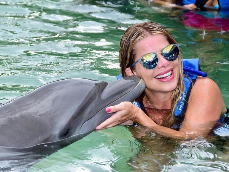 Karina Bacchi e a família nadando com os golfinhos 