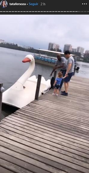 Thais Fersoza mostra os filhos andando de pedalinho