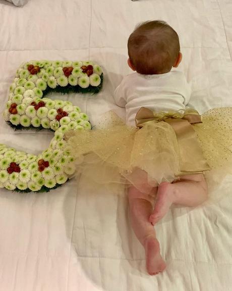 Thaeme Mariôto exibe detalhes da festa de 5 meses de Liz