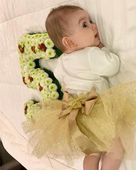 Thaeme Mariôto exibe detalhes da festa de 5 meses de Liz