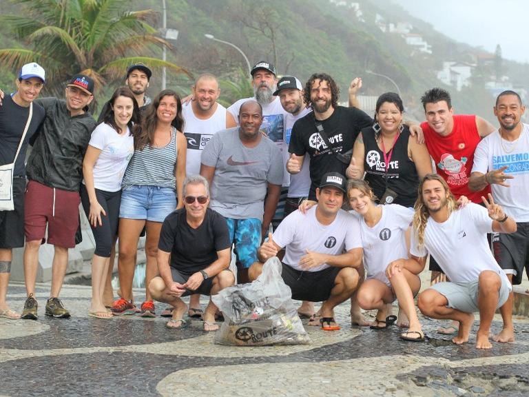 Isabella Santoni e o namorado participam de ação social na praia de São Conrado, no Rio