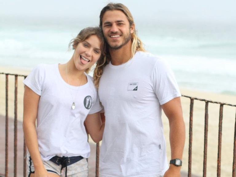 Isabella Santoni e o namorado participam de ação social na praia de São Conrado, no Rio