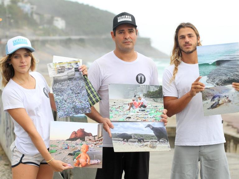 Isabella Santoni e o namorado participam de ação social na praia de São Conrado, no Rio