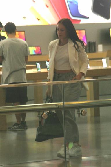 Paolla Oliveira passeando em shopping no Rio de Janeiro