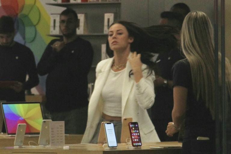 Paolla Oliveira passeando em shopping no Rio de Janeiro