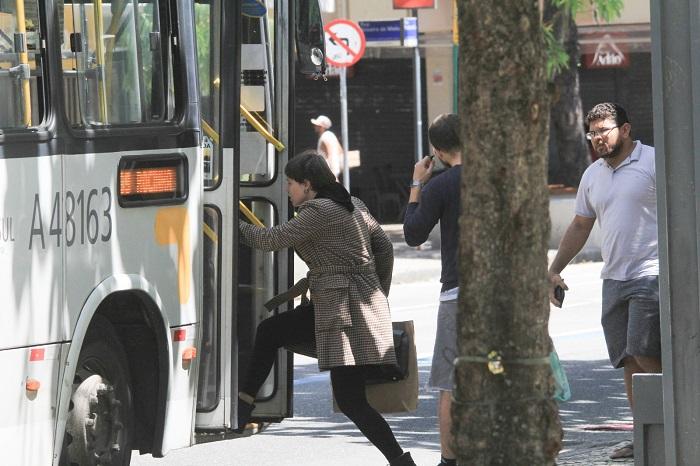 Leticia Colin andando de ônibus no Rio de Janeiro