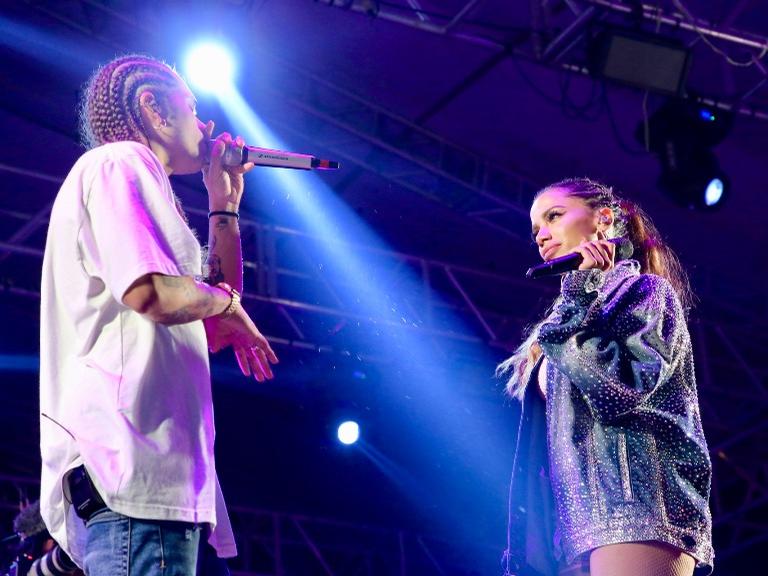 Anitta e Vitão em clima de romance durante performance 