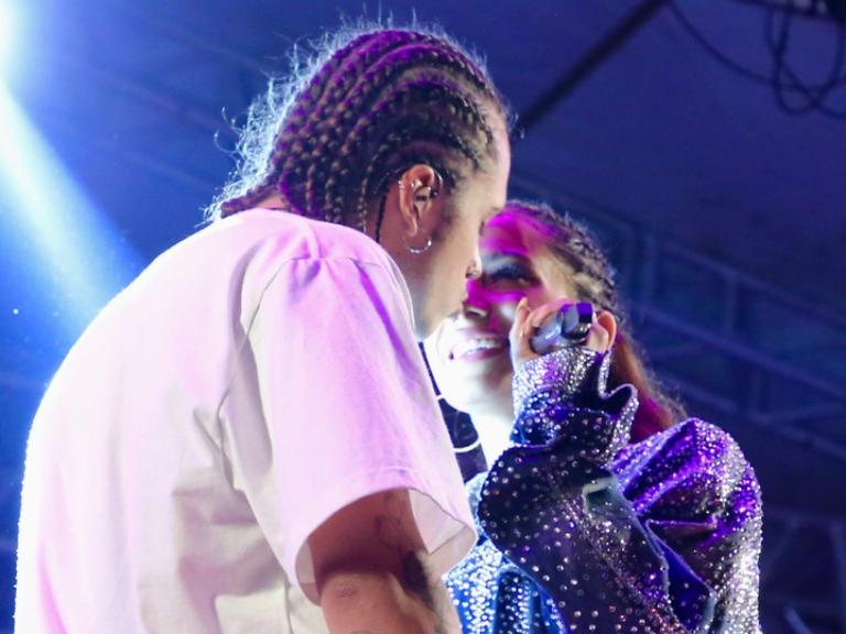 Anitta e Vitão em clima de romance durante performance 