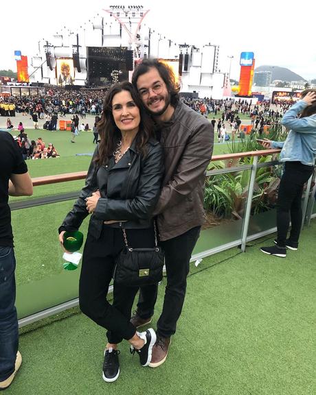 Fátima Bernardes curte Rock in Rio na companhia dos filhos e do namorado