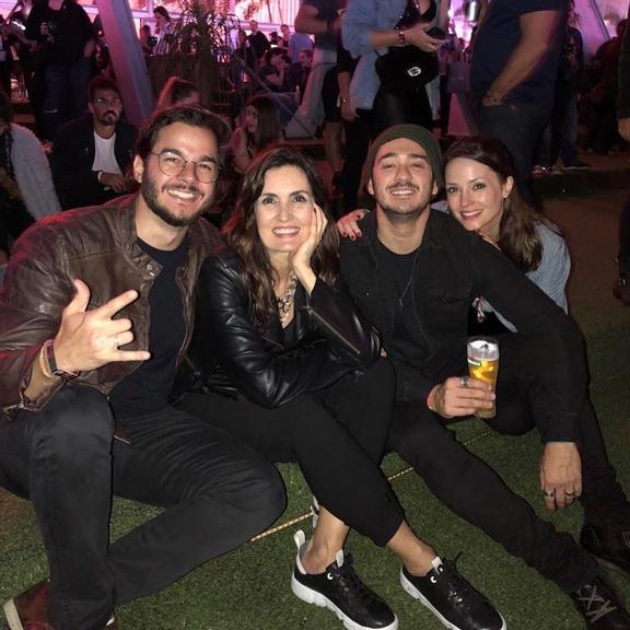 Fátima Bernardes curte Rock in Rio na companhia dos filhos e do namorado