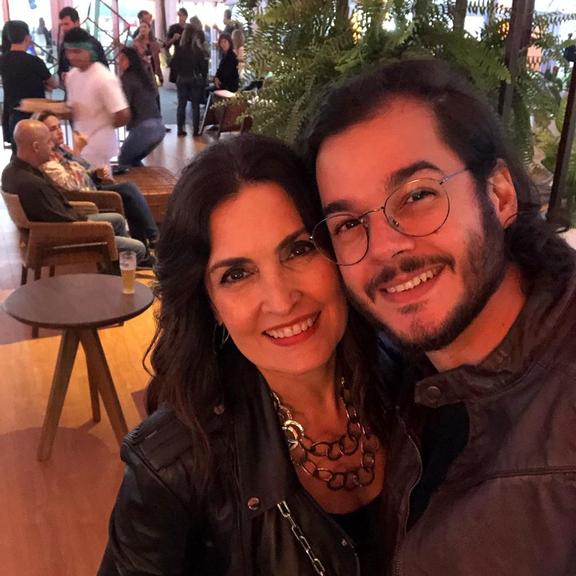 Fátima Bernardes curte Rock in Rio na companhia dos filhos e do namorado