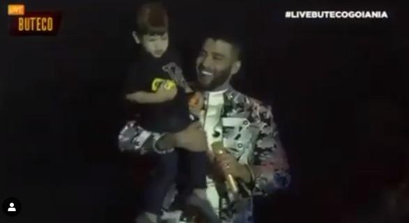 Filhos de Gusttavo Lima entram no palco durante show do cantor