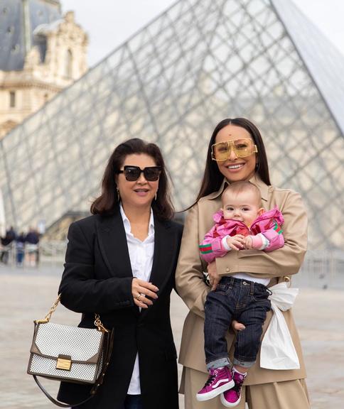 Sabrina Sato divide clique com a mãe e a filha em Paris