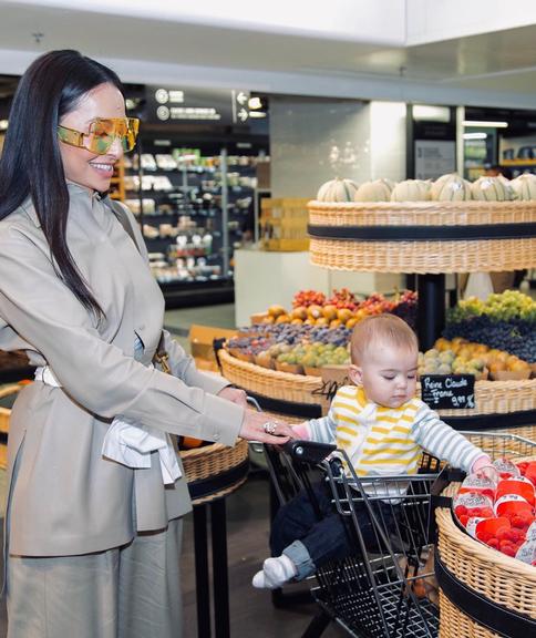 Sabrina Sato divide clique com a mãe e a filha em Paris