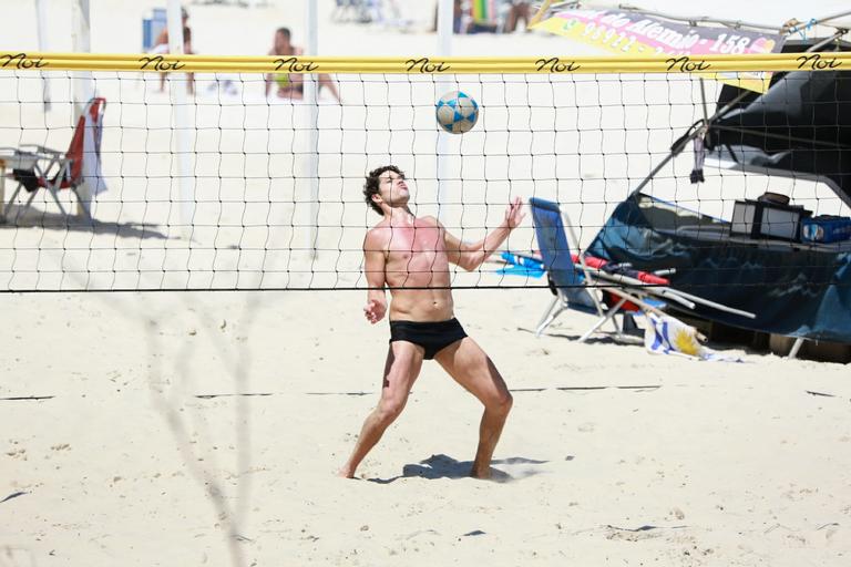 José Loreto joga futevôlei