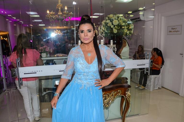 Mara Maravilha ostentando look rosa choque com fenda cavada em evento