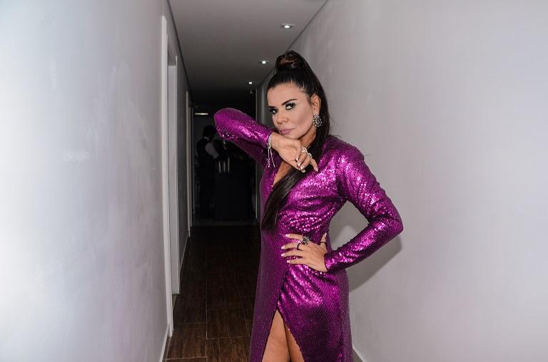 Mara Maravilha ostentando look rosa choque com fenda cavada em evento