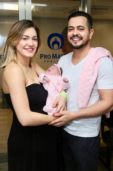 Mulher do sertanejo Henrique, Raíssa, filha de Mauro Naves, deixa a maternidade com a filha