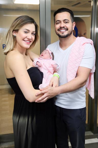 Mulher do sertanejo Henrique, Raíssa, filha de Mauro Naves, deixa a maternidade com a filha